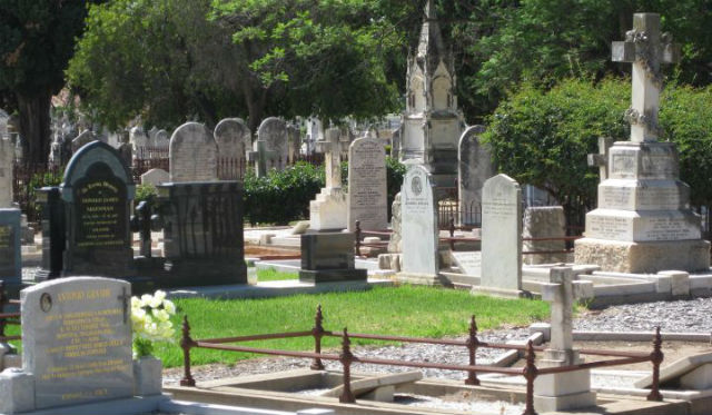 Concession Cimetière dans Ouzouer